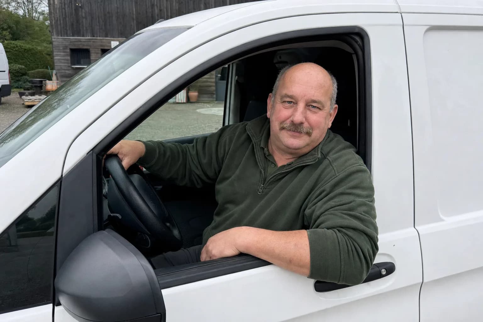 Team von Kammerjäger Becker vor dem Servicefahrzeug